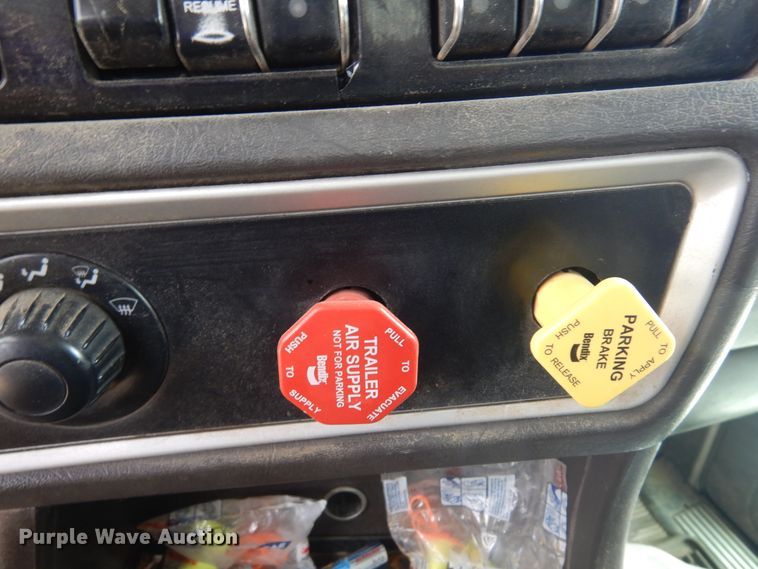 image for item DS8348 2012 Kenworth T800  semi truck