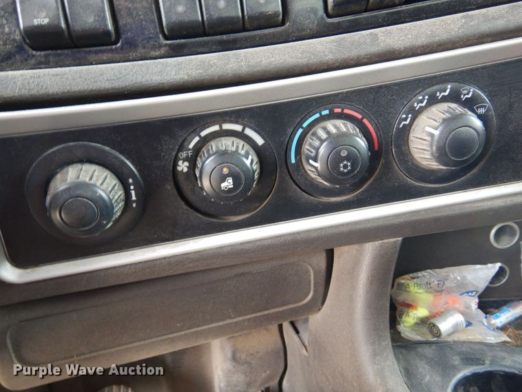 image for item DS8348 2012 Kenworth T800  semi truck