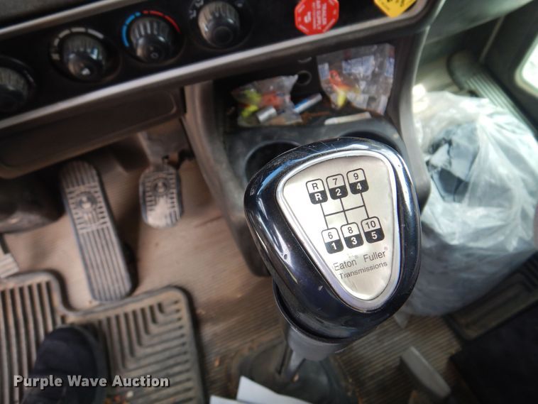 image for item DS8348 2012 Kenworth T800  semi truck