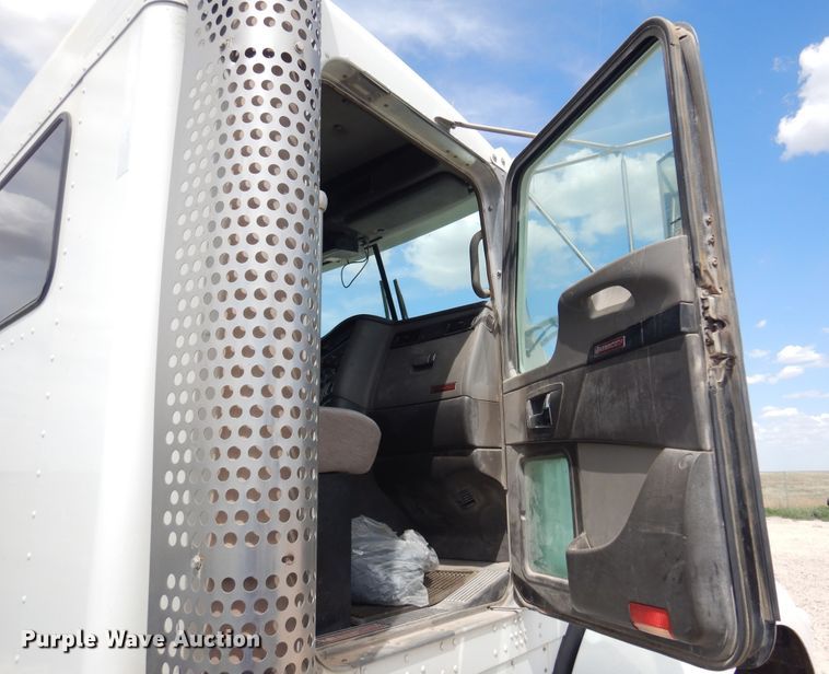 image for item DS8348 2012 Kenworth T800  semi truck