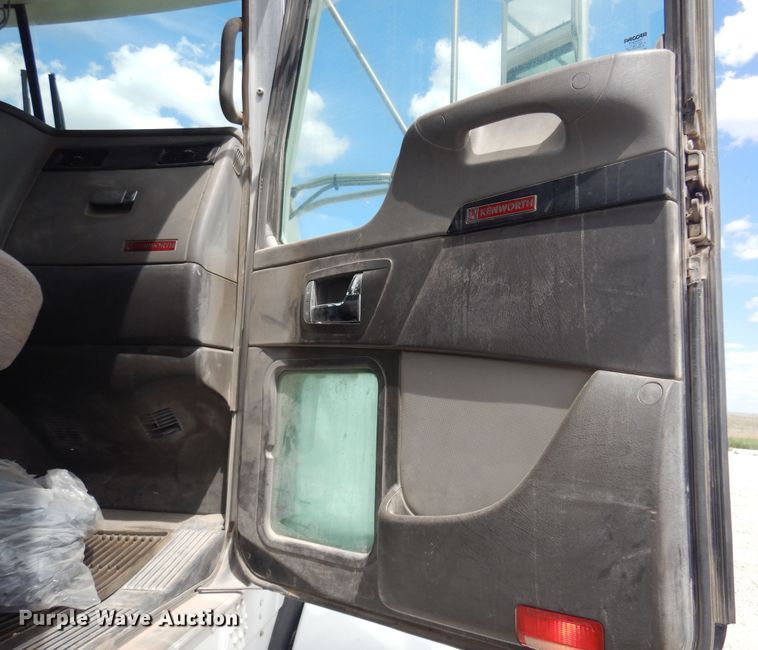 image for item DS8348 2012 Kenworth T800  semi truck