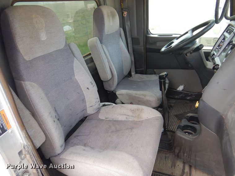 image for item DS8348 2012 Kenworth T800  semi truck