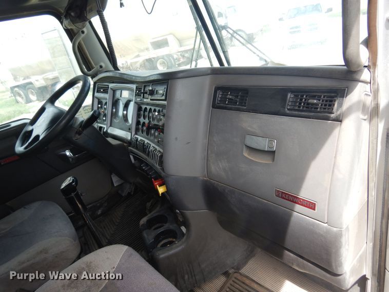 image for item DS8348 2012 Kenworth T800  semi truck