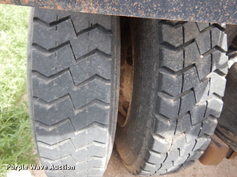 image for item DS8348 2012 Kenworth T800  semi truck