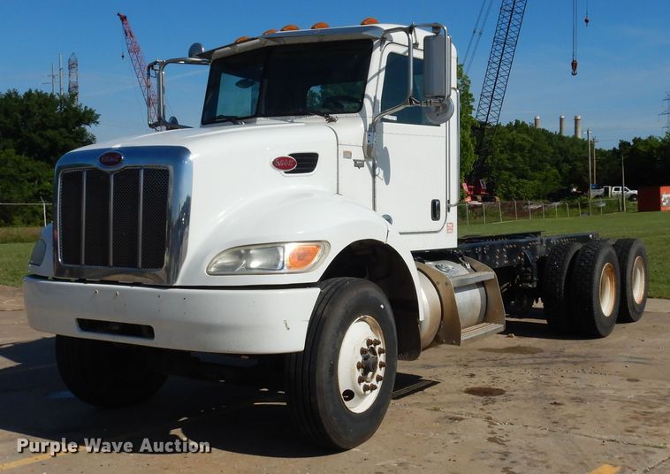 image for item EY9813 2012 Peterbilt 348  truck cab and chassis