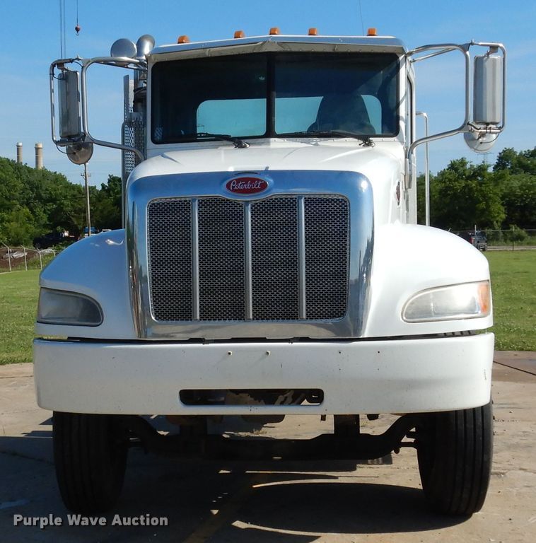 image for item EY9813 2012 Peterbilt 348  truck cab and chassis