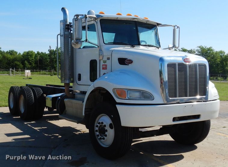 image for item EY9813 2012 Peterbilt 348  truck cab and chassis