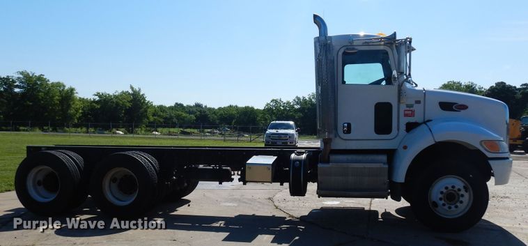 image for item EY9813 2012 Peterbilt 348  truck cab and chassis