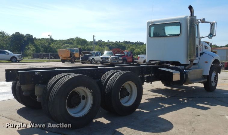 image for item EY9813 2012 Peterbilt 348  truck cab and chassis