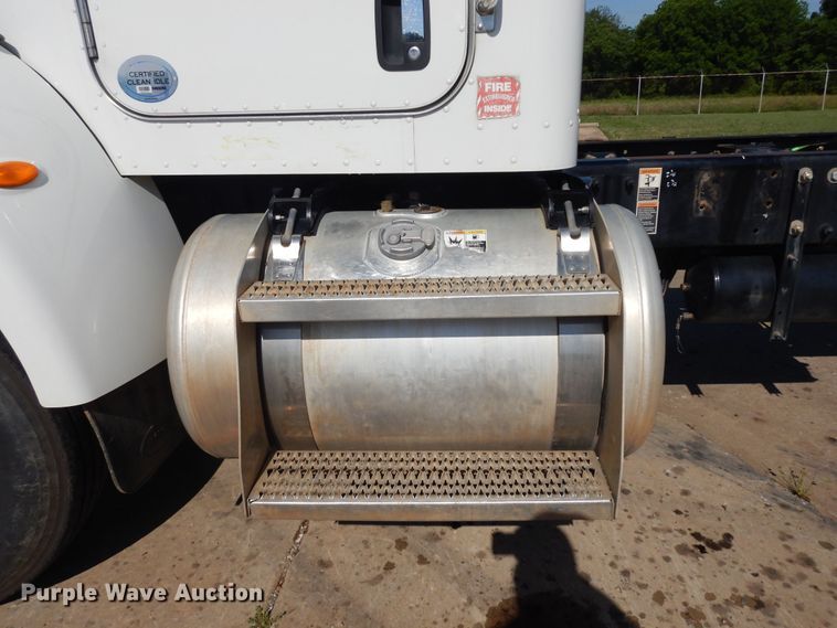 image for item EY9813 2012 Peterbilt 348  truck cab and chassis