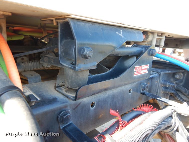 image for item EY9813 2012 Peterbilt 348  truck cab and chassis