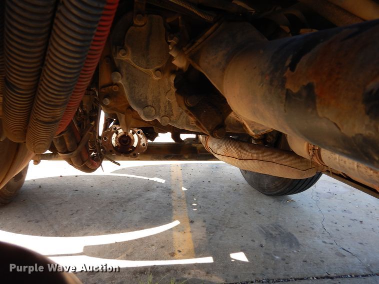 image for item EY9813 2012 Peterbilt 348  truck cab and chassis