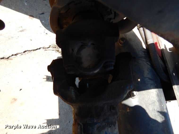 image for item EY9813 2012 Peterbilt 348  truck cab and chassis