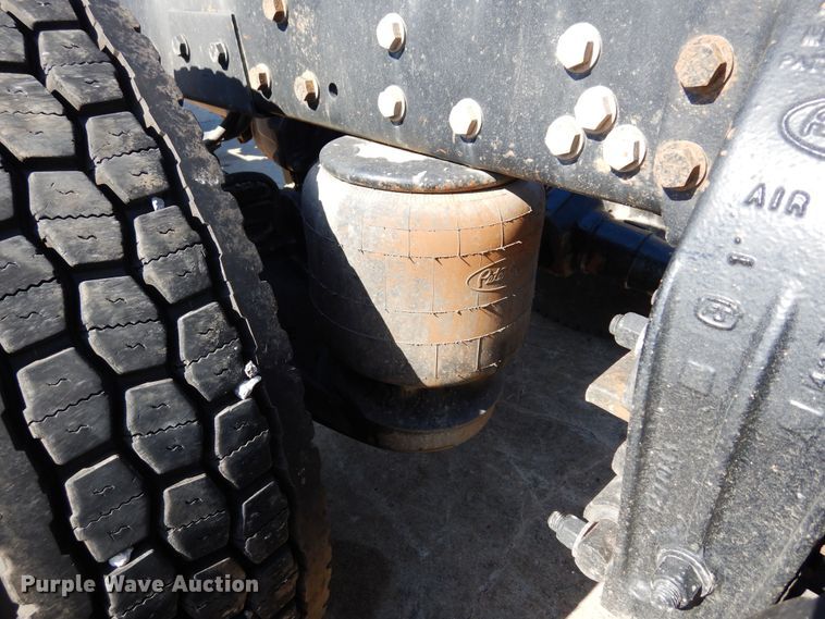 image for item EY9813 2012 Peterbilt 348  truck cab and chassis