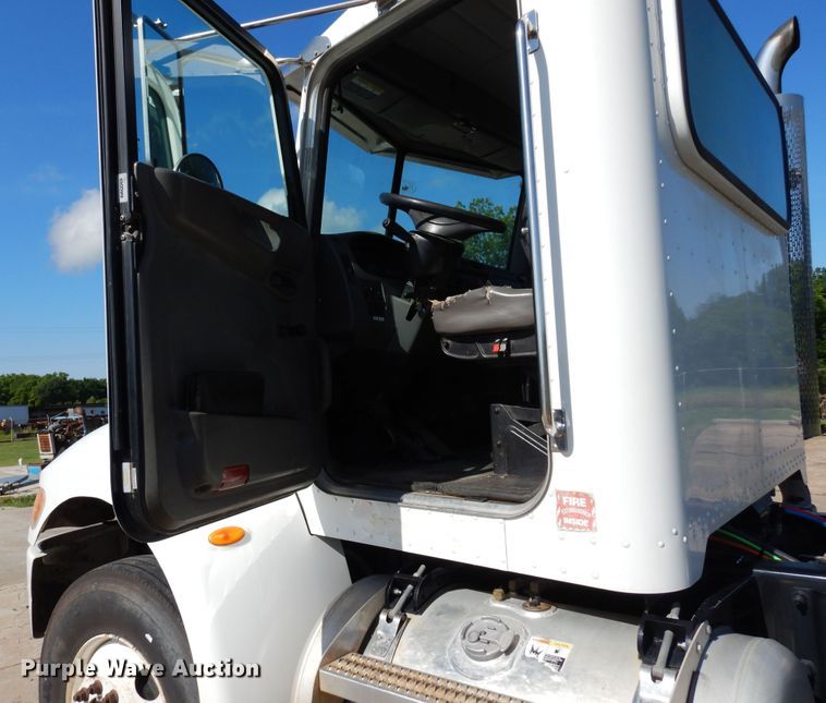 image for item EY9813 2012 Peterbilt 348  truck cab and chassis