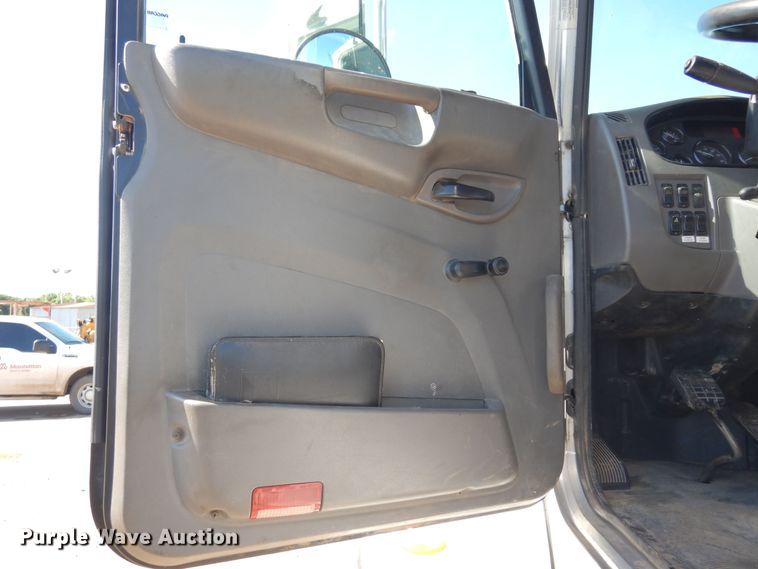 image for item EY9813 2012 Peterbilt 348  truck cab and chassis