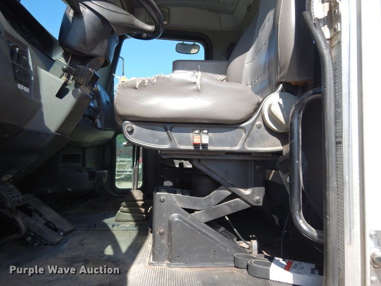 image for item EY9813 2012 Peterbilt 348  truck cab and chassis