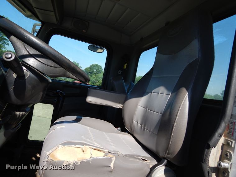 image for item EY9813 2012 Peterbilt 348  truck cab and chassis