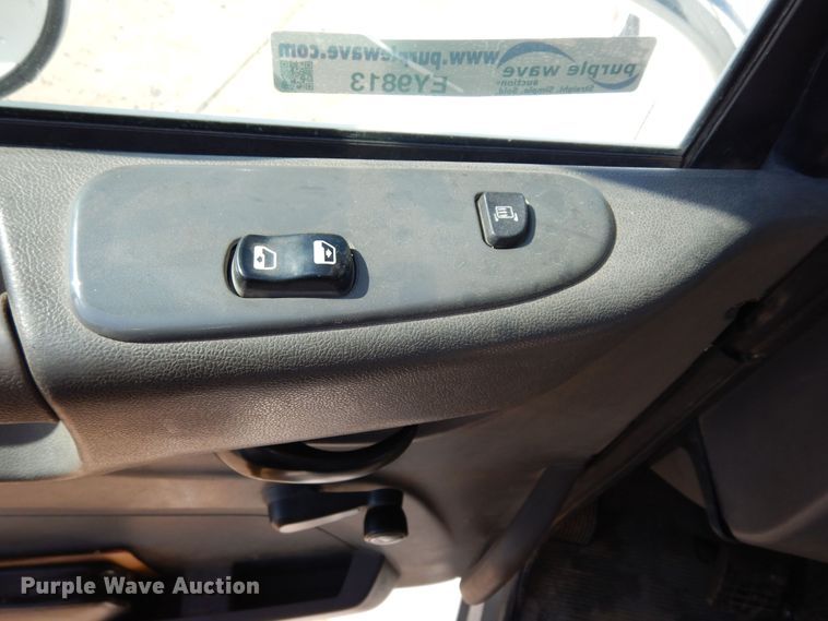 image for item EY9813 2012 Peterbilt 348  truck cab and chassis