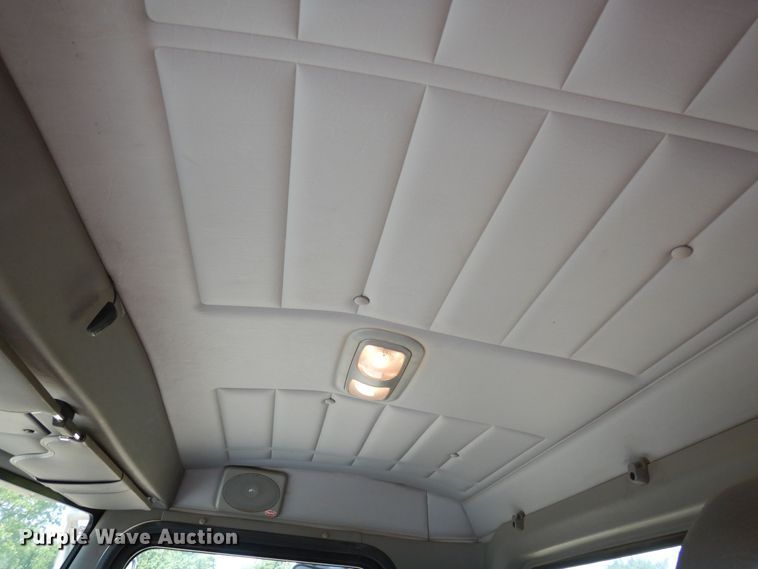 image for item EY9813 2012 Peterbilt 348  truck cab and chassis