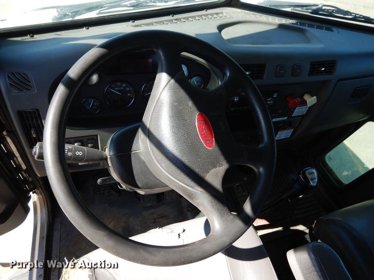 image for item EY9813 2012 Peterbilt 348  truck cab and chassis