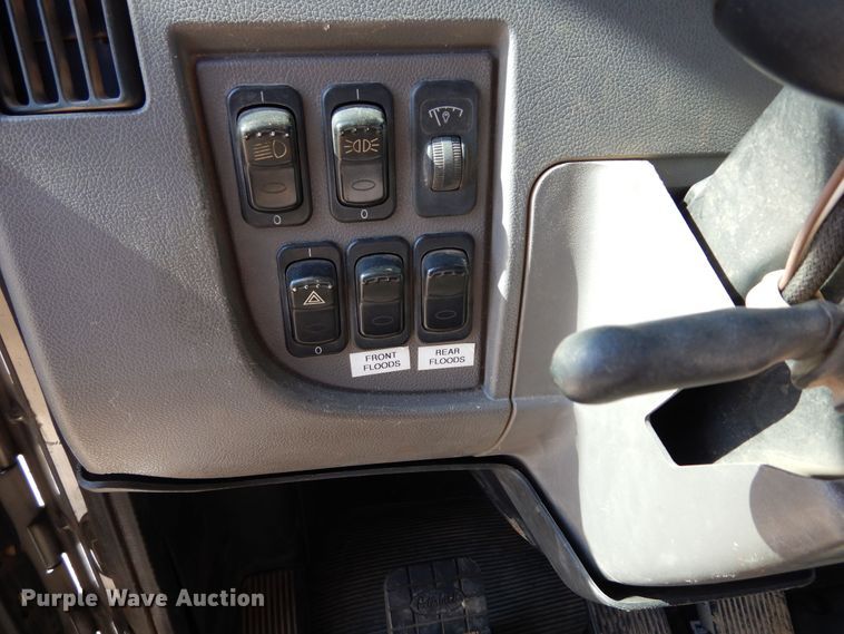 image for item EY9813 2012 Peterbilt 348  truck cab and chassis