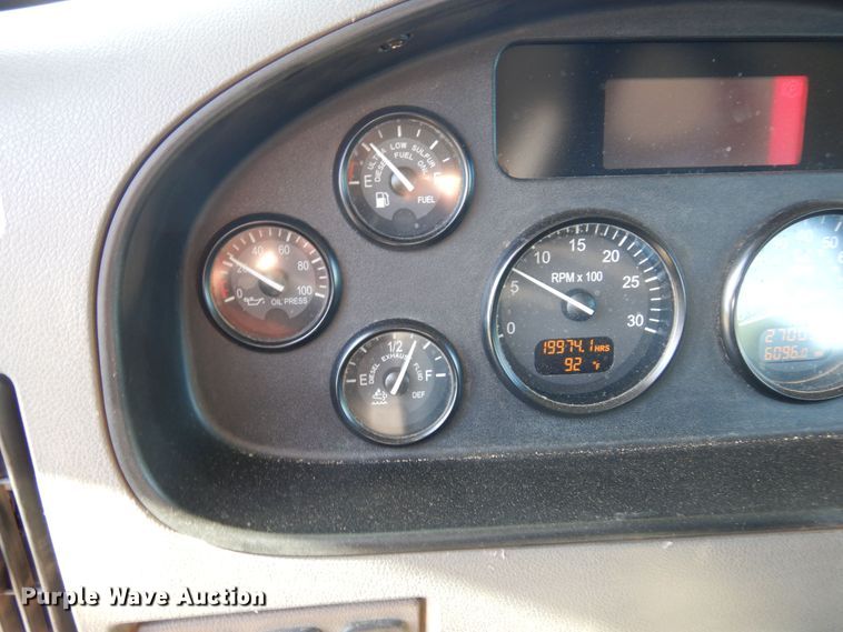 image for item EY9813 2012 Peterbilt 348  truck cab and chassis