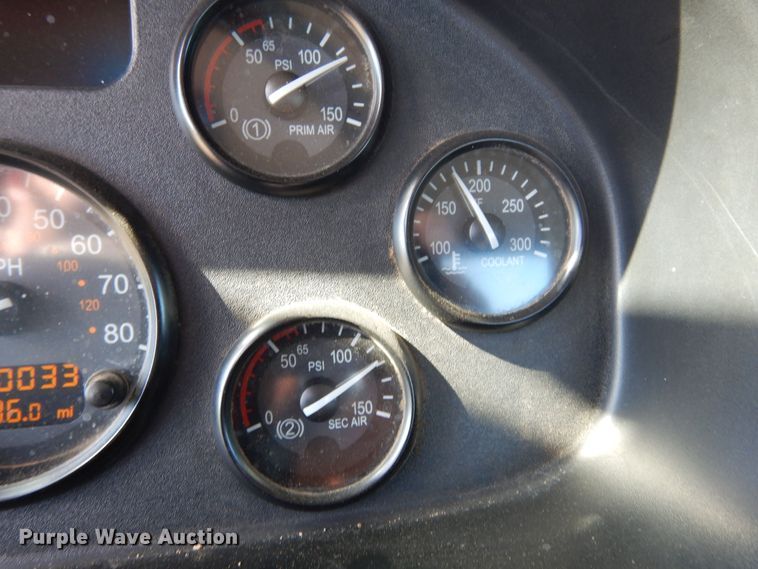 image for item EY9813 2012 Peterbilt 348  truck cab and chassis