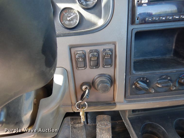 image for item EY9813 2012 Peterbilt 348  truck cab and chassis