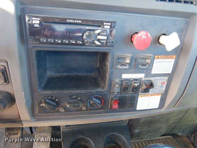 image for item EY9813 2012 Peterbilt 348  truck cab and chassis