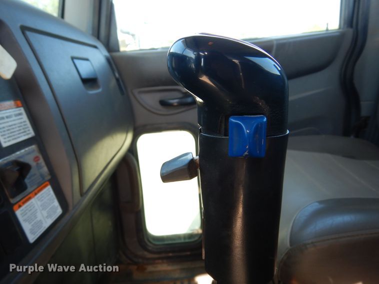 image for item EY9813 2012 Peterbilt 348  truck cab and chassis