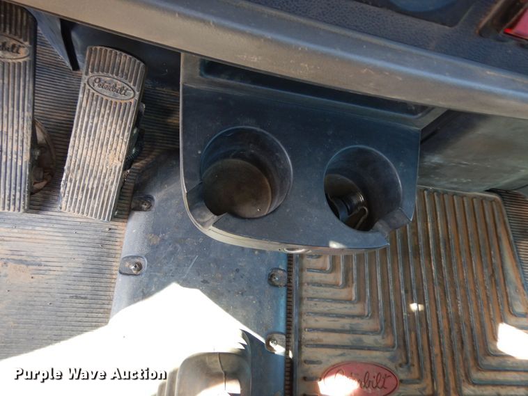 image for item EY9813 2012 Peterbilt 348  truck cab and chassis