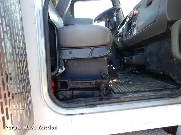 image for item EY9813 2012 Peterbilt 348  truck cab and chassis