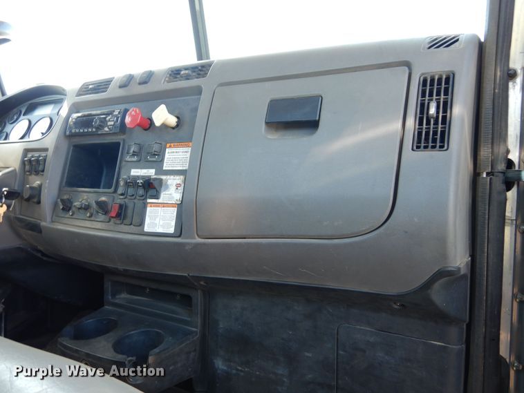 image for item EY9813 2012 Peterbilt 348  truck cab and chassis