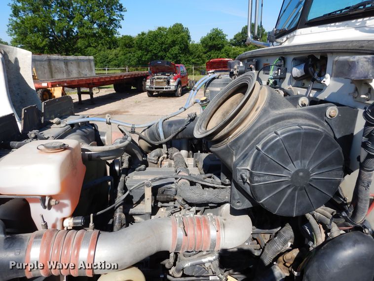 image for item EY9813 2012 Peterbilt 348  truck cab and chassis