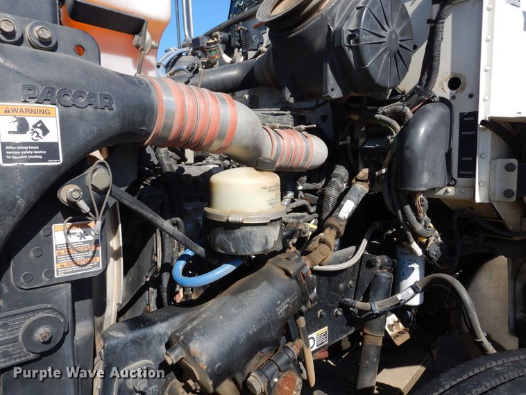 image for item EY9813 2012 Peterbilt 348  truck cab and chassis