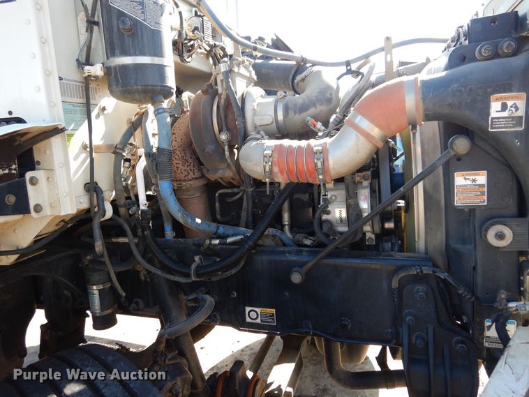 image for item EY9813 2012 Peterbilt 348  truck cab and chassis