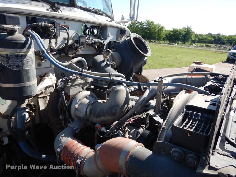 image for item EY9813 2012 Peterbilt 348  truck cab and chassis