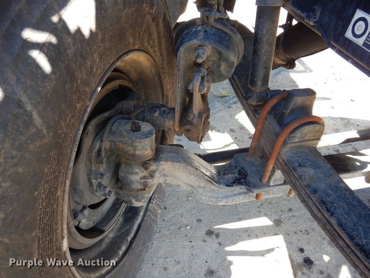 image for item EY9813 2012 Peterbilt 348  truck cab and chassis