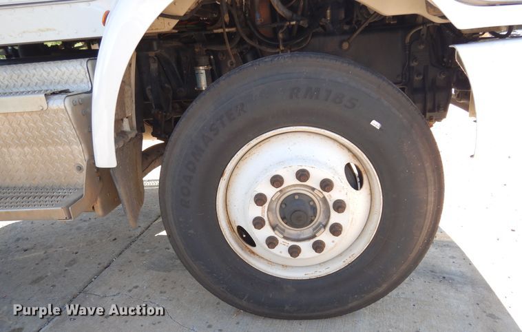 image for item EY9813 2012 Peterbilt 348  truck cab and chassis