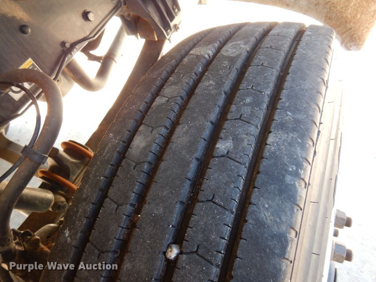 image for item EY9813 2012 Peterbilt 348  truck cab and chassis