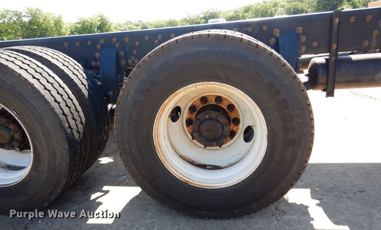 image for item EY9813 2012 Peterbilt 348  truck cab and chassis