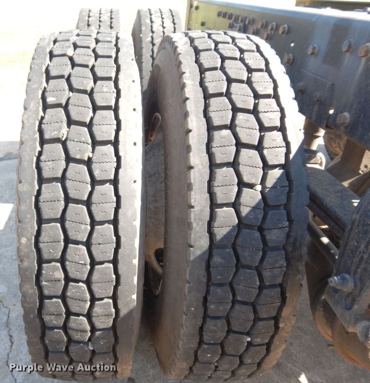 image for item EY9813 2012 Peterbilt 348  truck cab and chassis