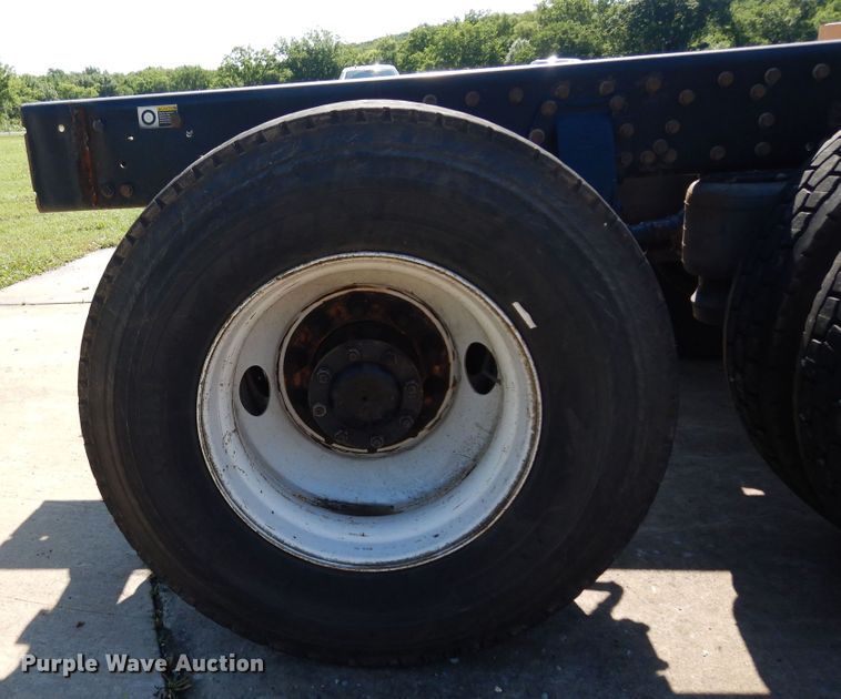 image for item EY9813 2012 Peterbilt 348  truck cab and chassis