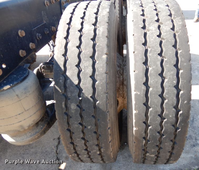 image for item EY9813 2012 Peterbilt 348  truck cab and chassis