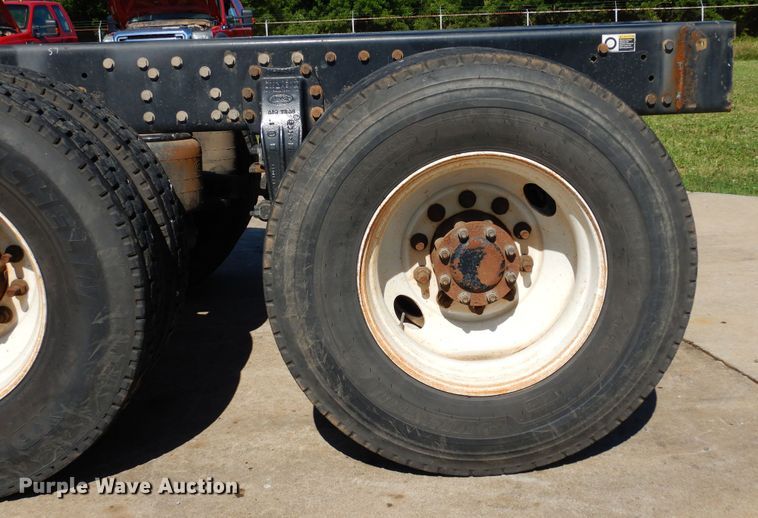 image for item EY9813 2012 Peterbilt 348  truck cab and chassis