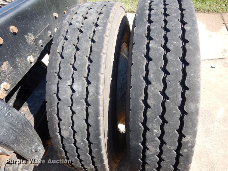 image for item EY9813 2012 Peterbilt 348  truck cab and chassis