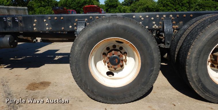 image for item EY9813 2012 Peterbilt 348  truck cab and chassis