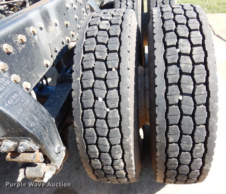 image for item EY9813 2012 Peterbilt 348  truck cab and chassis