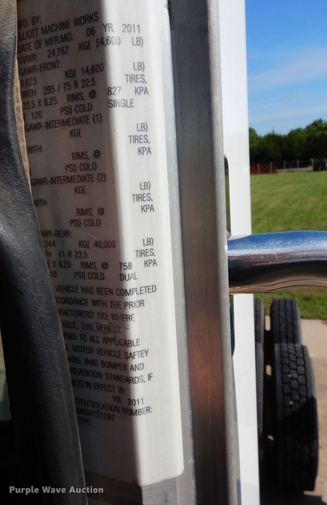 image for item EY9813 2012 Peterbilt 348  truck cab and chassis